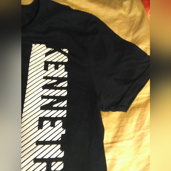 BNWOT T-SHIRT BLACK KENNETH COLE SZ. SM BY REACTION COOL GRAPHIC IN WHITE - Picture 2 of 4